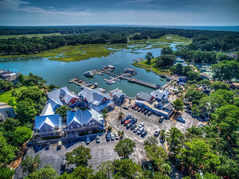 South Beach Marina - Walking distance from Beachside Tennis