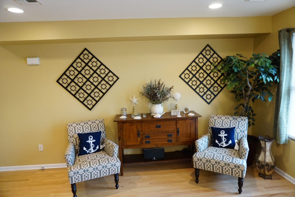 Sitting area across from dining.