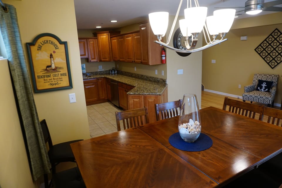 Dining Area & Kitchen
