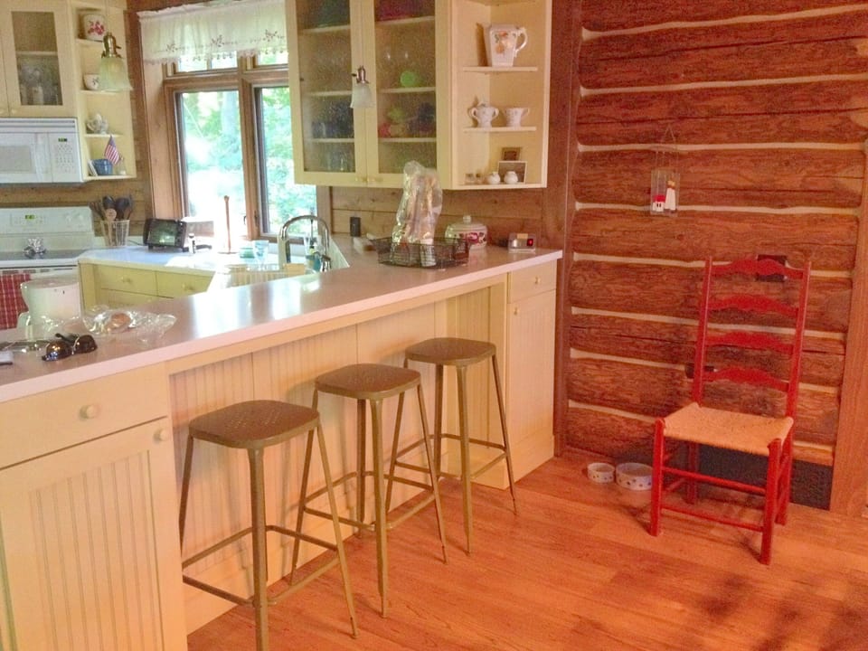 Island/counter between kitchen and dining area