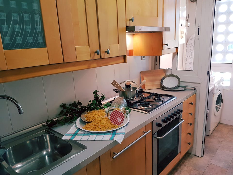 washing machine, coffee machine, toaster, kettle, oven, fridge with freezer