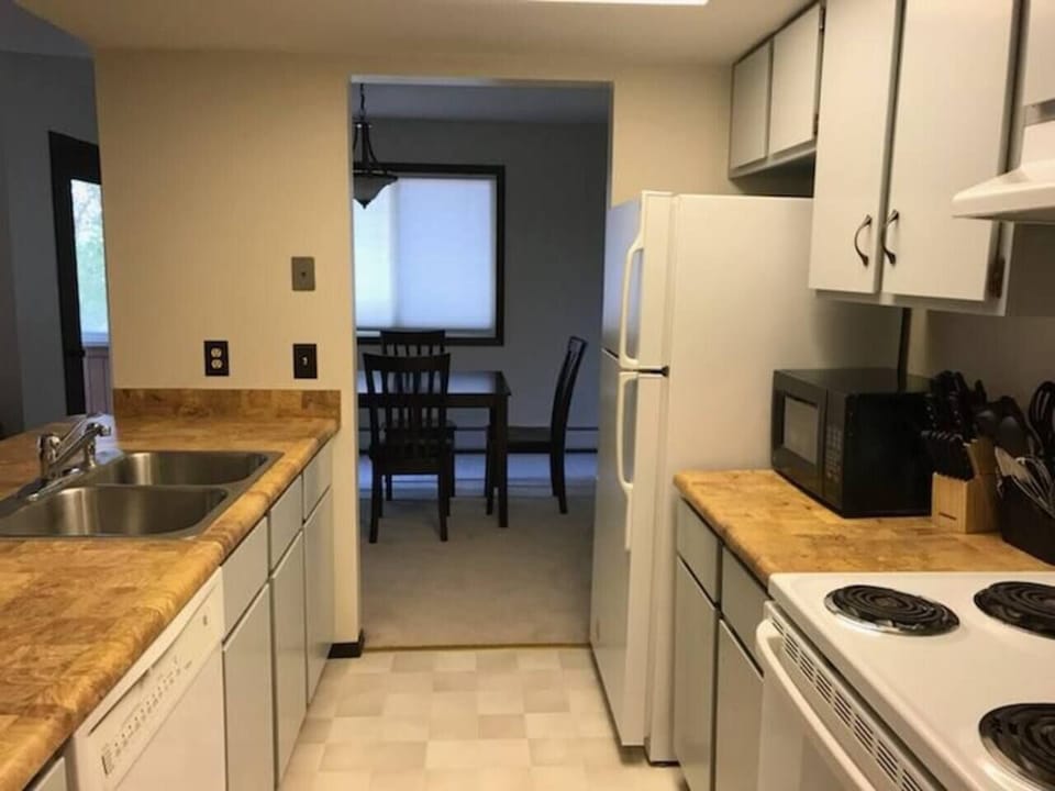 KP101APT5 - Kitchen into Dining Room