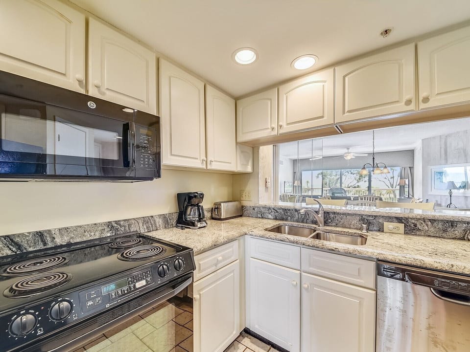 Kitchen at 302 Barrington Arms