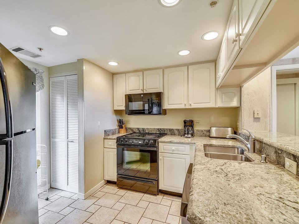 Kitchen at 302 Barrington Arms