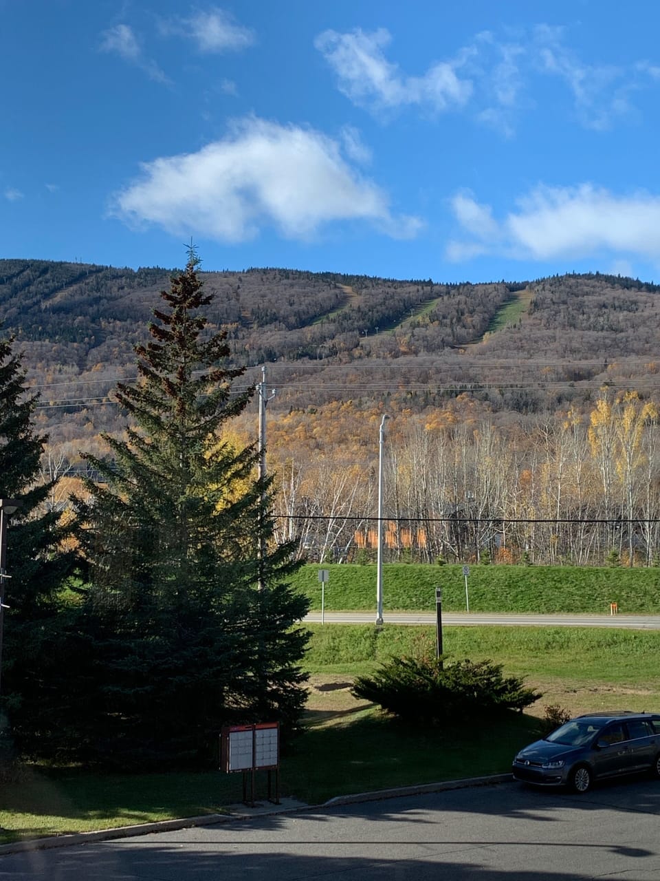 Vue sur la montagne en face du chalet.