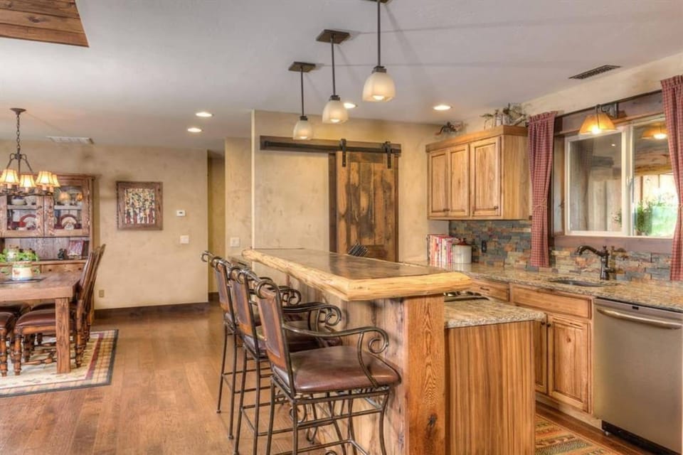 Kitchen and breakfast bar