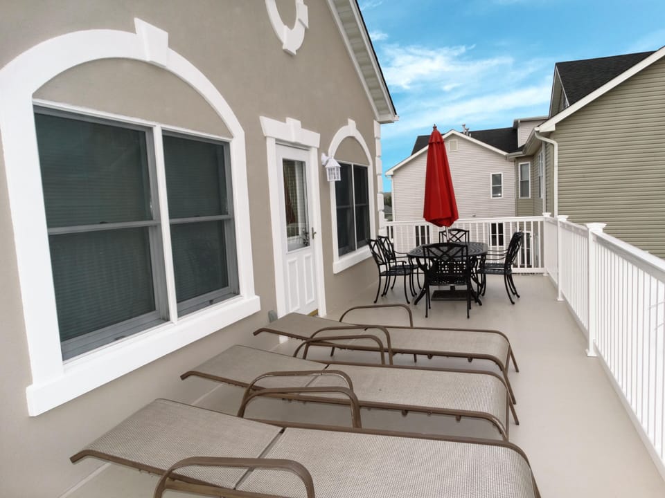 Outdoor Dining & Deck