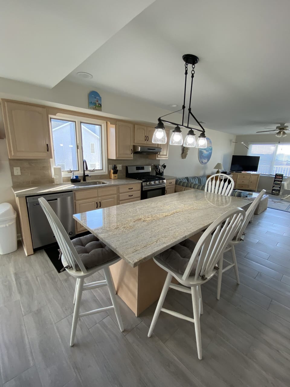 Kitchen Island seats 4