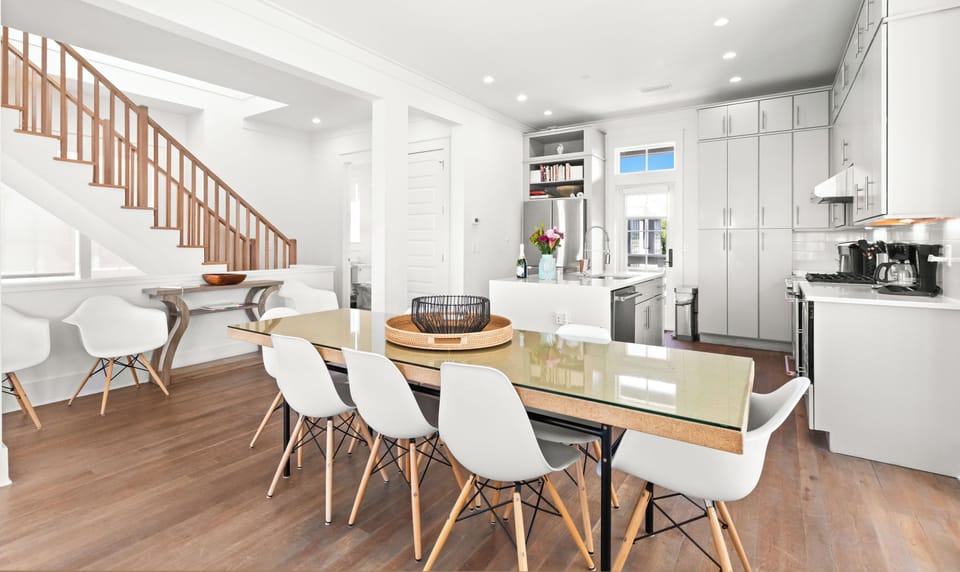 Additional dining table for 2 near the main dining table