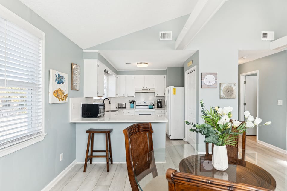 Dining room area with breakfast bar.