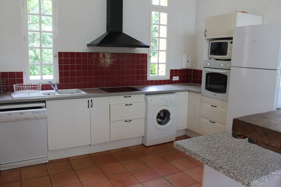 Kitchen - dishwasher, hob, oven, microwave, washing machine and fridge-freezer