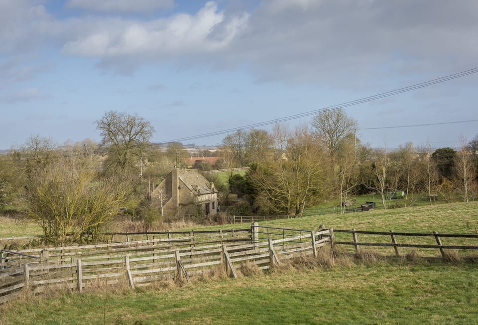 Upper End House enjoys a rural location on the edge of Shipton-under-Wychwood