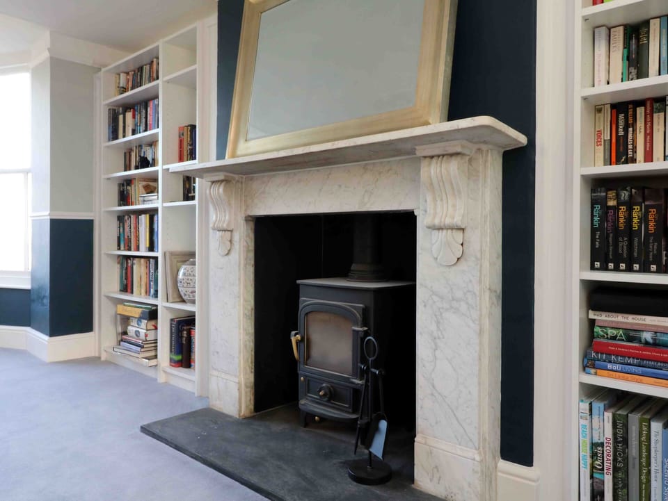 Drawing room next door to dining room, enjoy pre-dinner drinks.