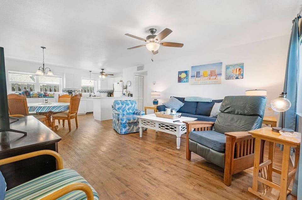 Open concept Living room, dining, and kitchen