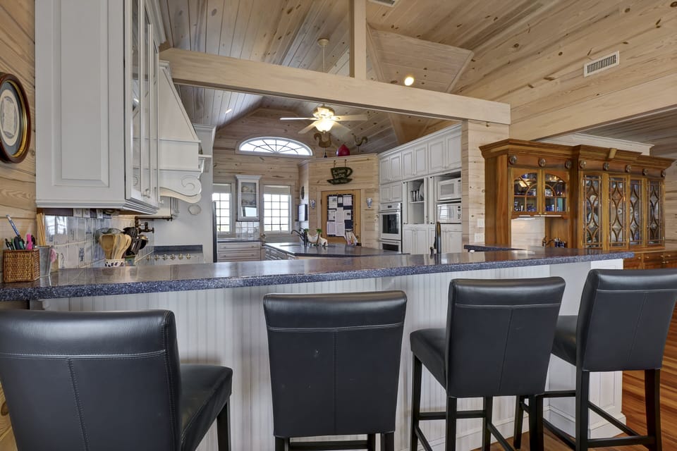 Main level w/ kitchen and breakfast bar (level 3)