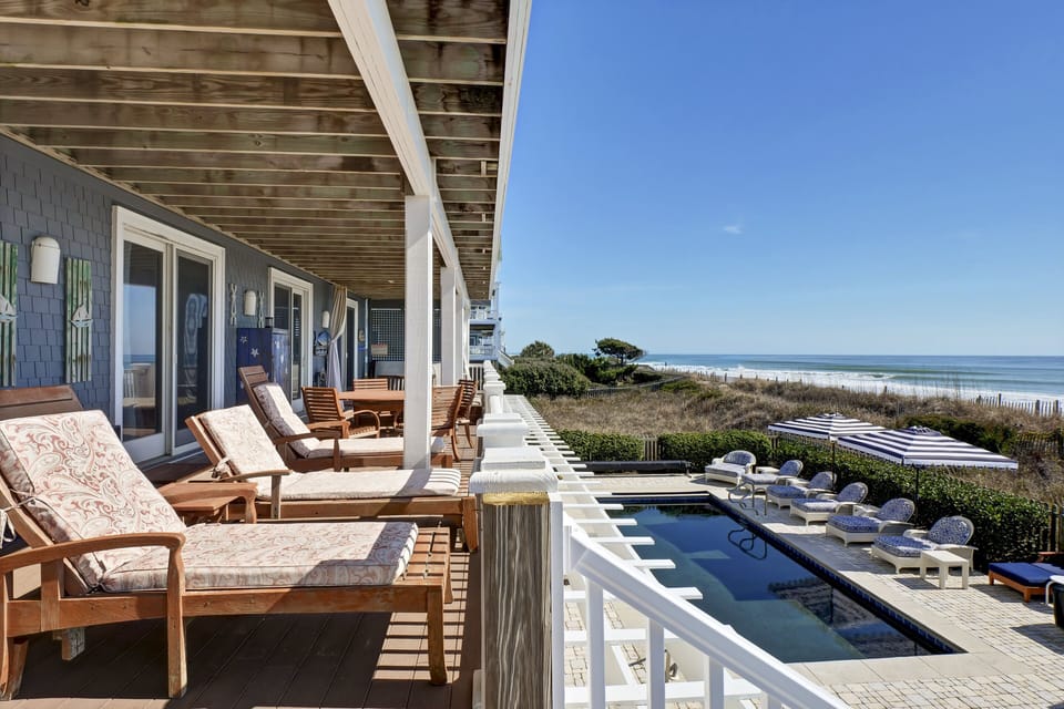 Relaxing times enjoying the sun, the private pool and the ocean