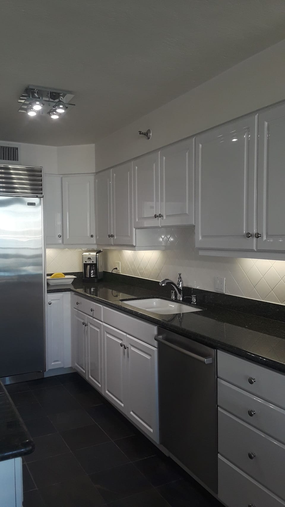 The kitchen includes everything you need to cook a gourmet meal!