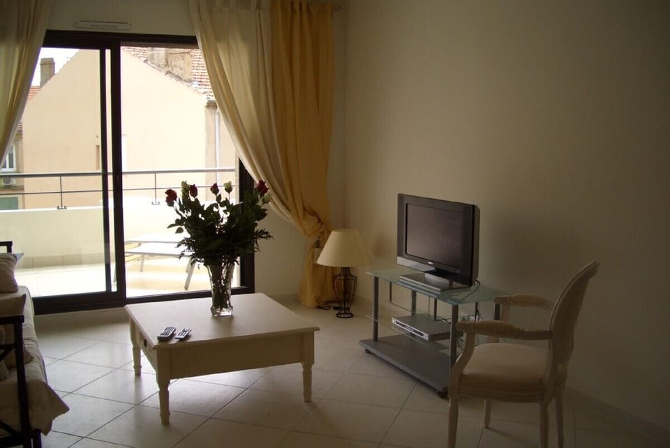 The living room and view towards the terrace