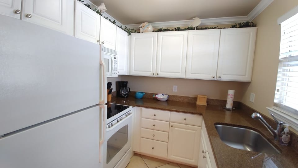 Prepare your favorite meals. Fully equipped kitchen.