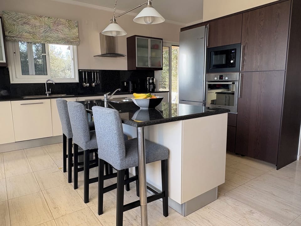 Kitchen with breakfast bar
