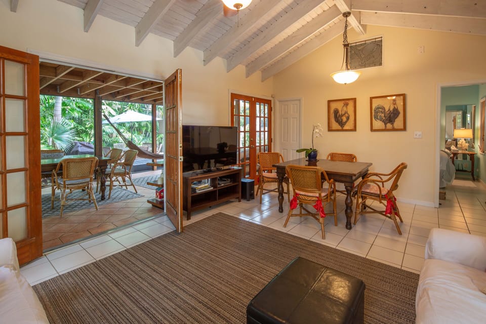 Indoor/outdoor feeling with double French doors