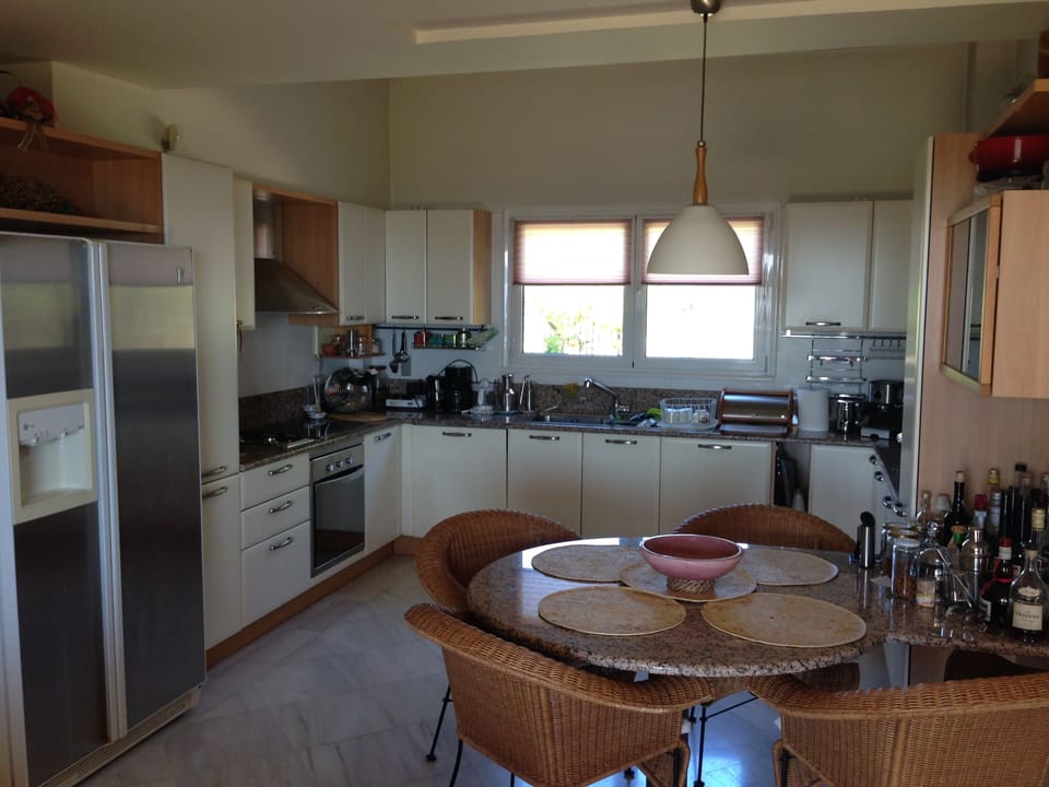 Fully fitted kitchen with eat-in area, in main house (with air conditioning)