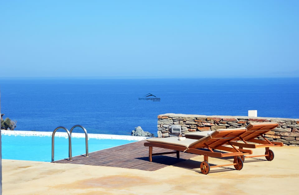 Sunbathing area with 6 sunbeds