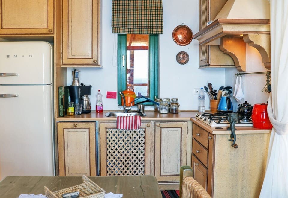The fully equipped kitchen