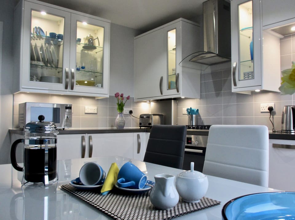 Well equipped dining kitchen with dining for six