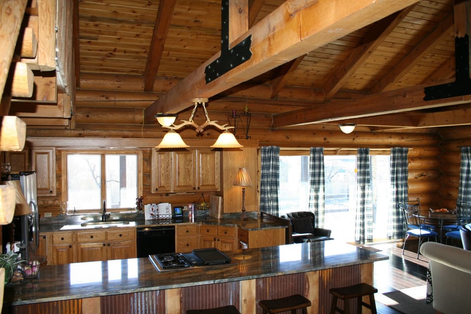 KITCHEN
Stainless appliances, Jennaire stove with burners, grittle, and grill
