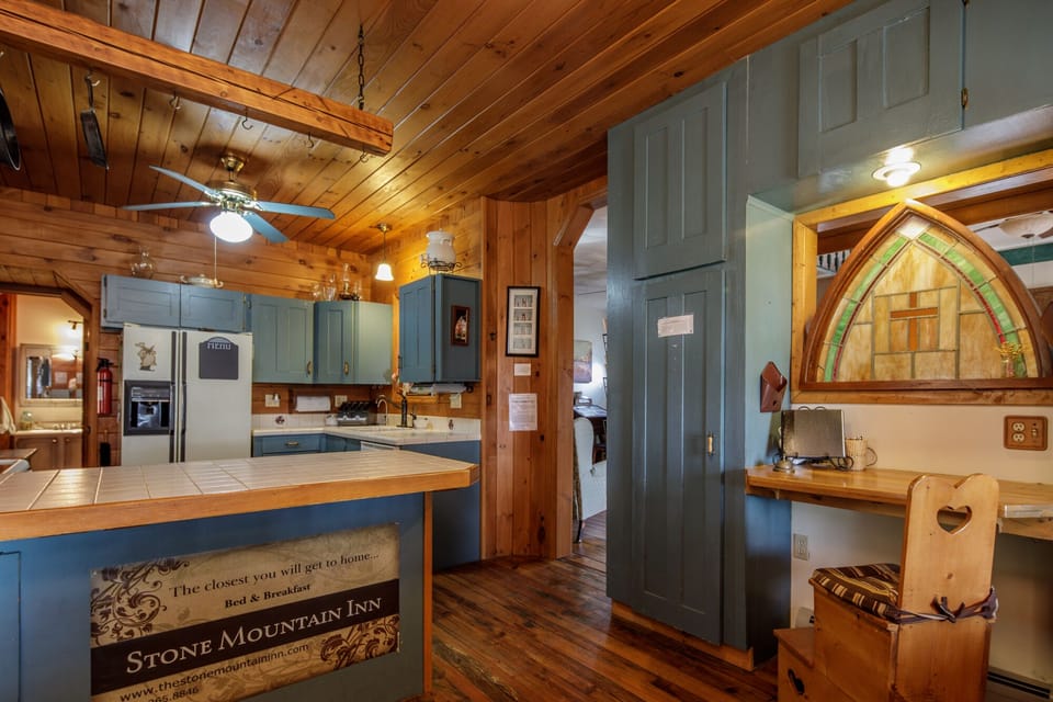 Foyer & Kitchen