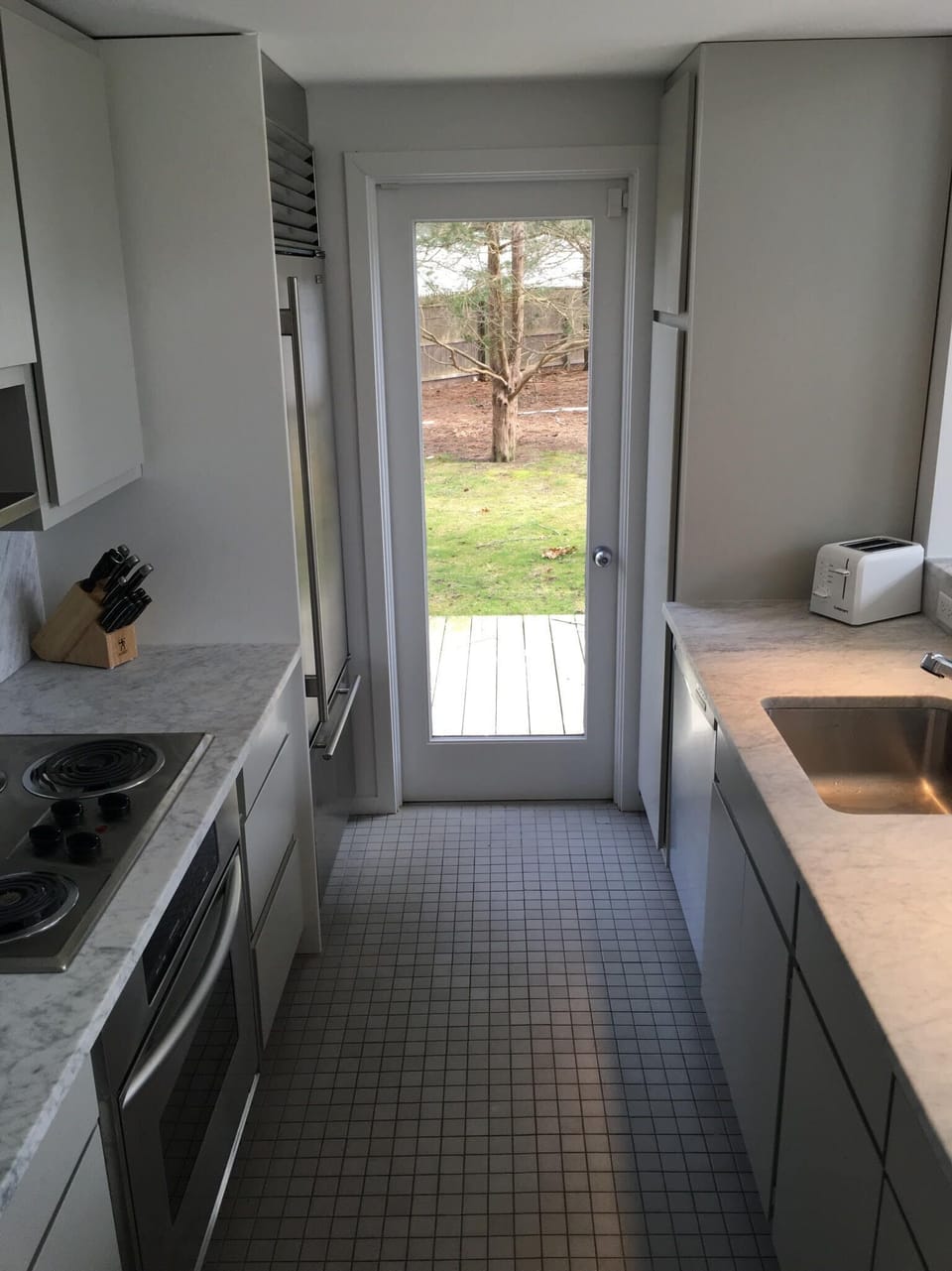 Easy access to premium appliances and stocked shelves!