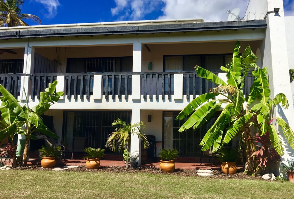 Your tropical gallery hideaway!