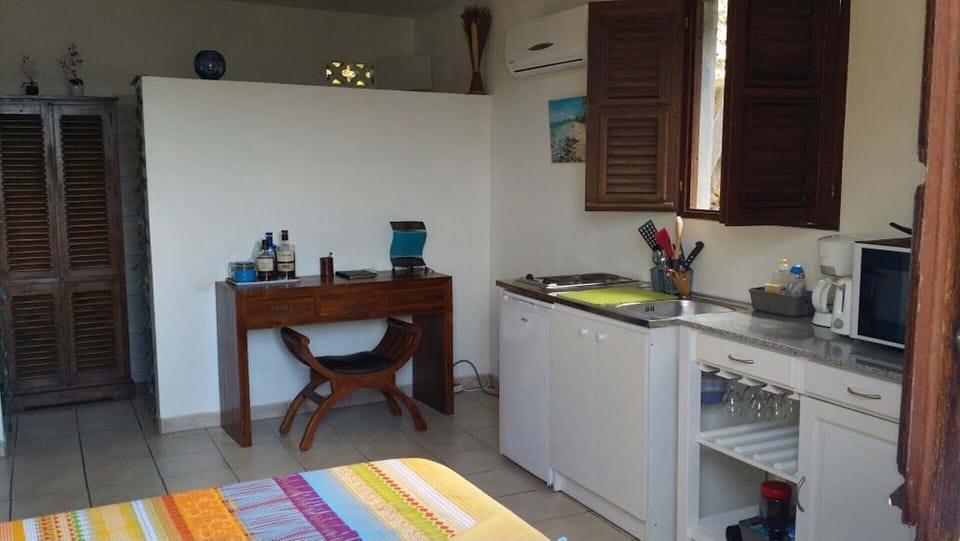 air conditionner, little kitchen