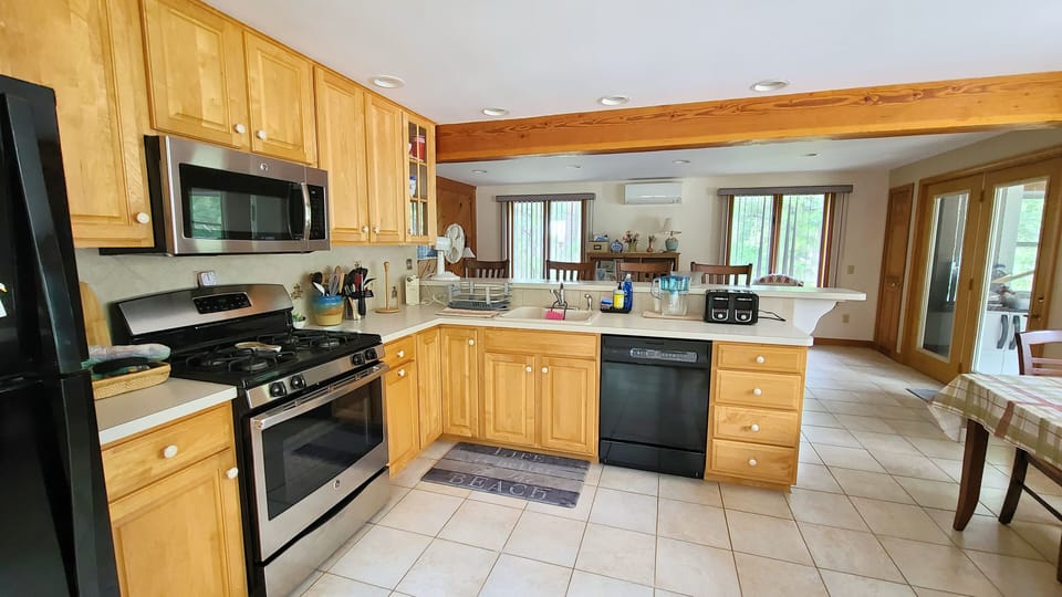 Nicely equipped eat-in kitchen