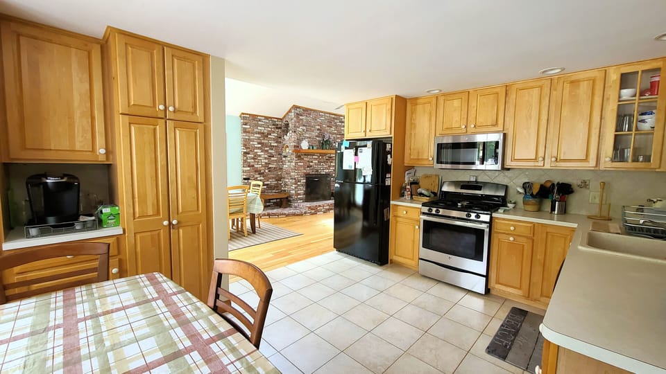 Nicely equipped eat-in kitchen