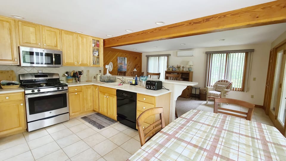 Nicely equipped eat-in kitchen