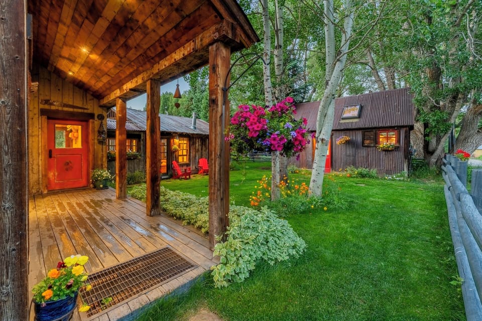 UNWRAP A FAIRYTALE. In town. Hot tub on creek.Featured in magazines/HGTV
Private