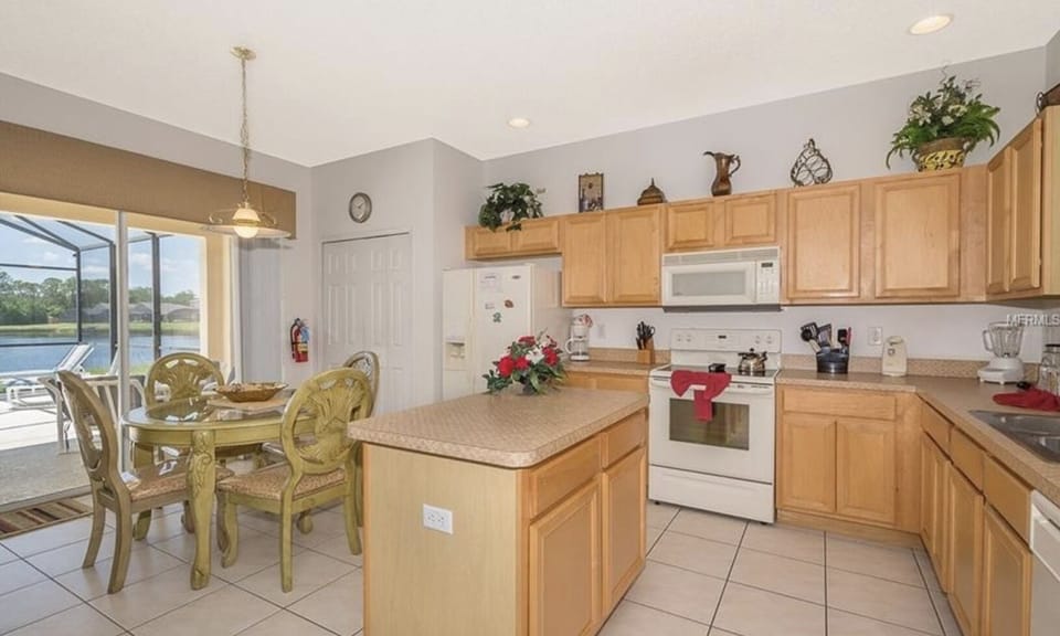 Full kitchen