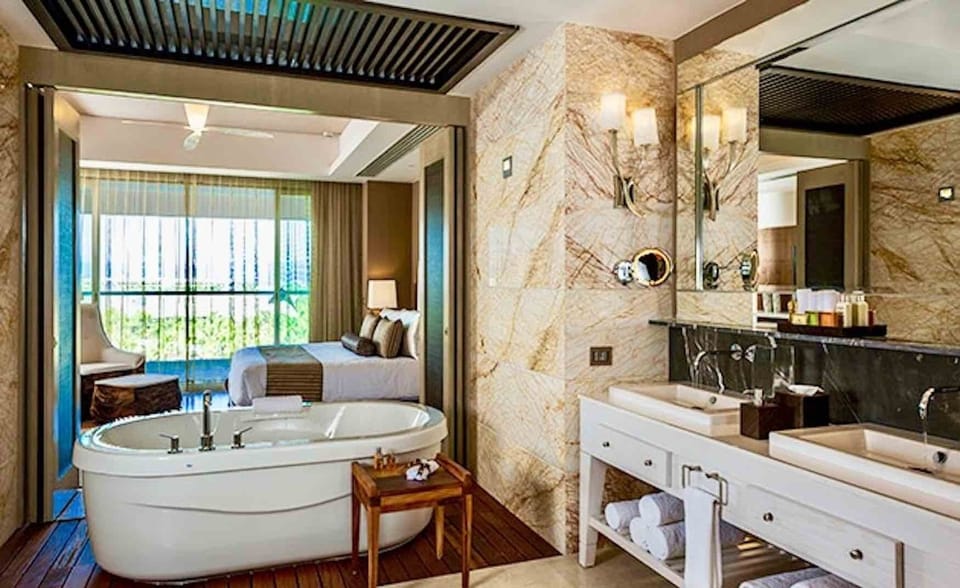 Bathroom en-suite with Bedroom One