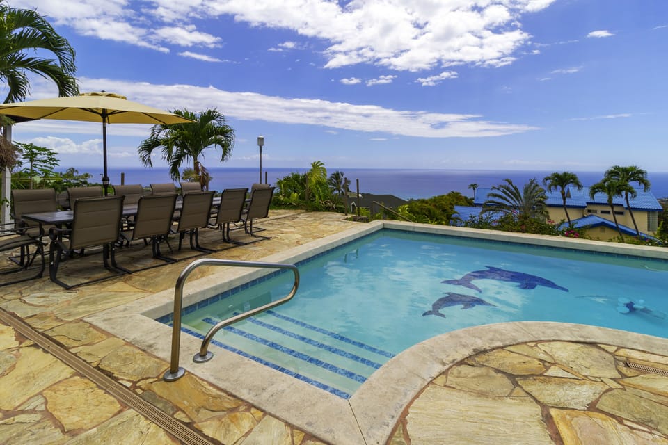 Pool & Outdoor Dining Area