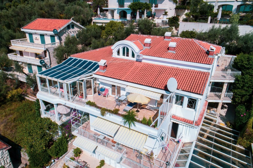The outer appearance of the house from the bird's perspective.