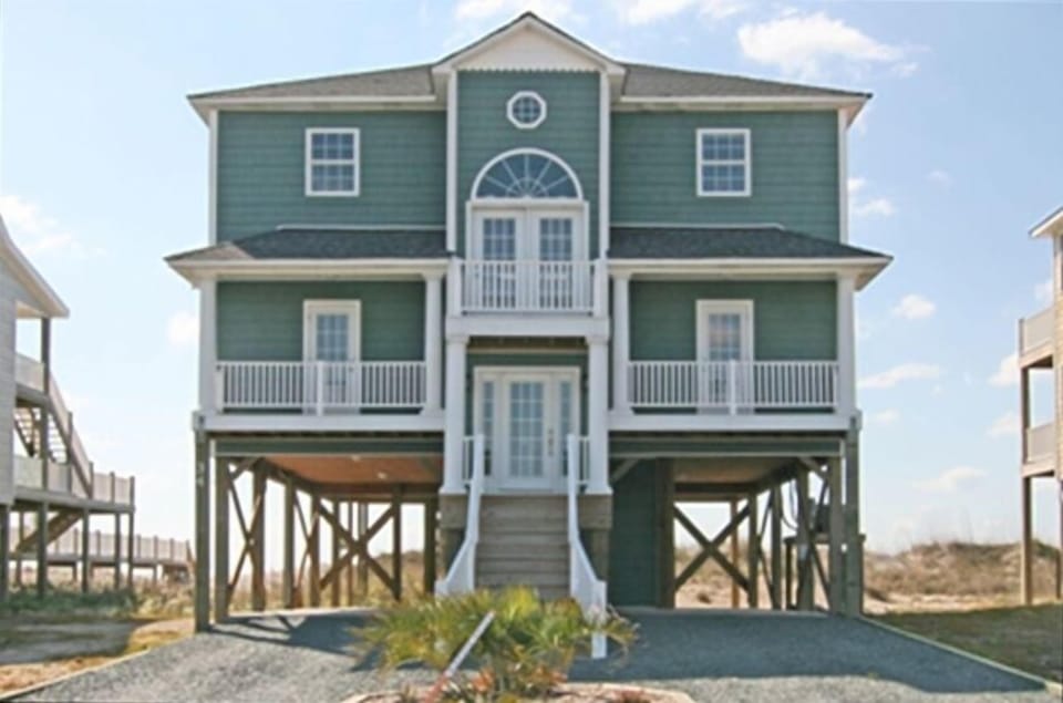 Spacious 5 bedroom, Oceanfront, Elevator and Inground Pool!