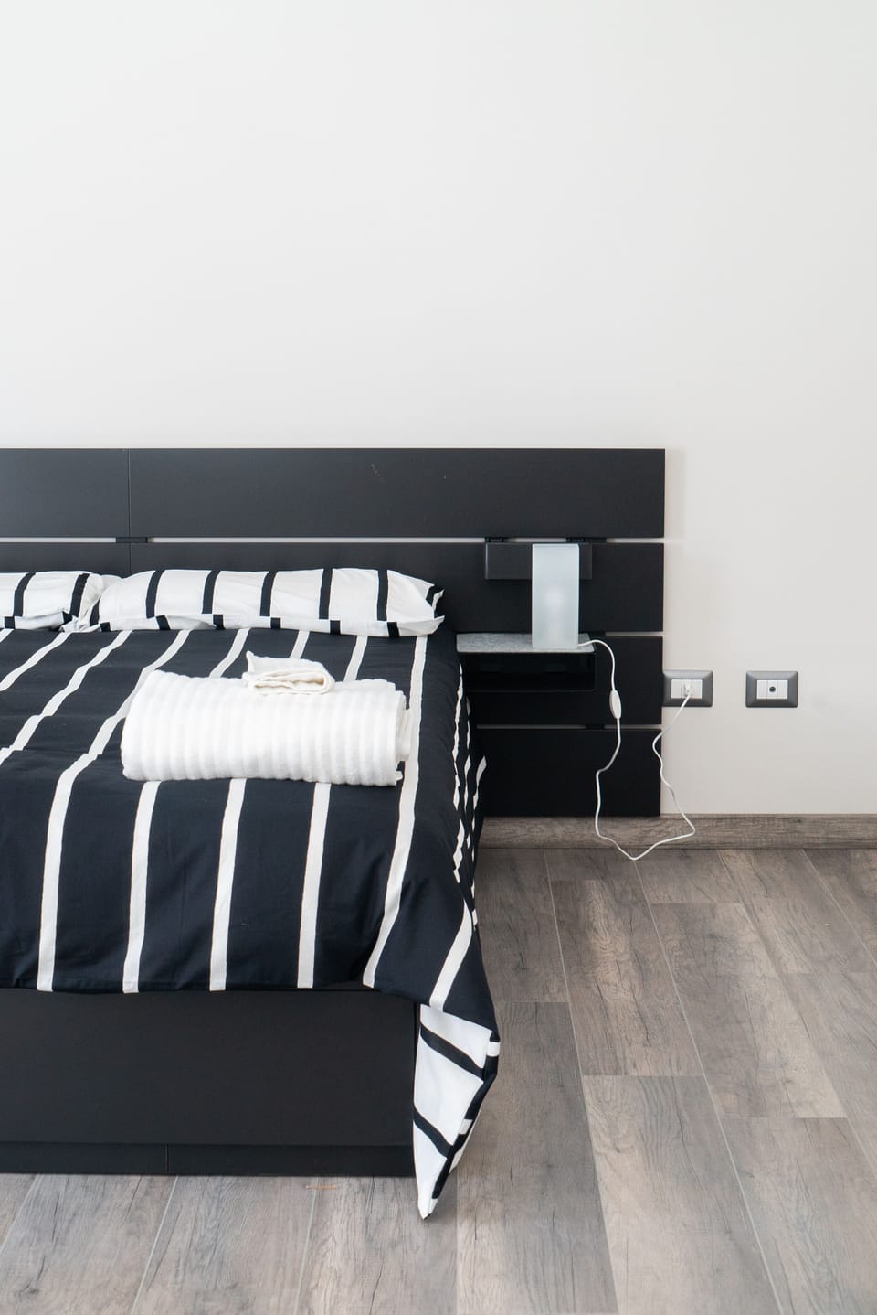 master bedroom - suite - bed structure