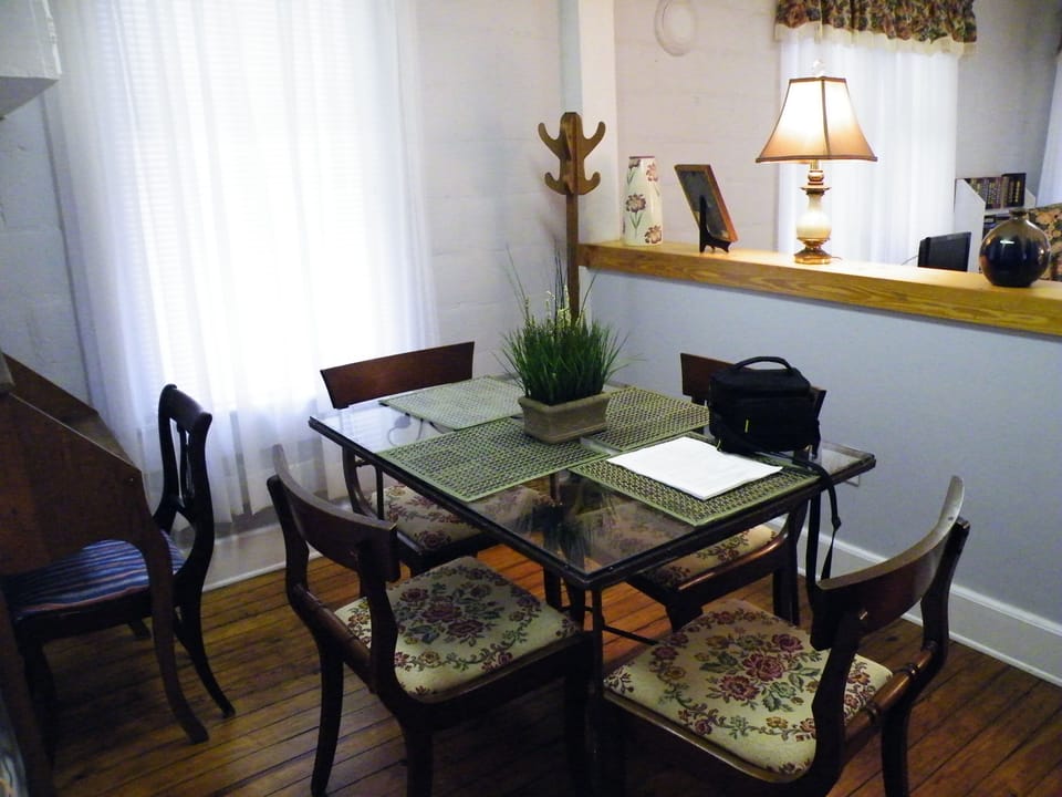 Seating for 4