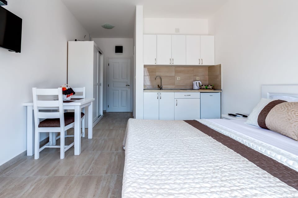Functional Studio Apartment with fully- equipped kitchen and dining area