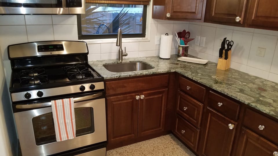 Roomy and upgraded kitchen with Dragon Jade granite and all utensils