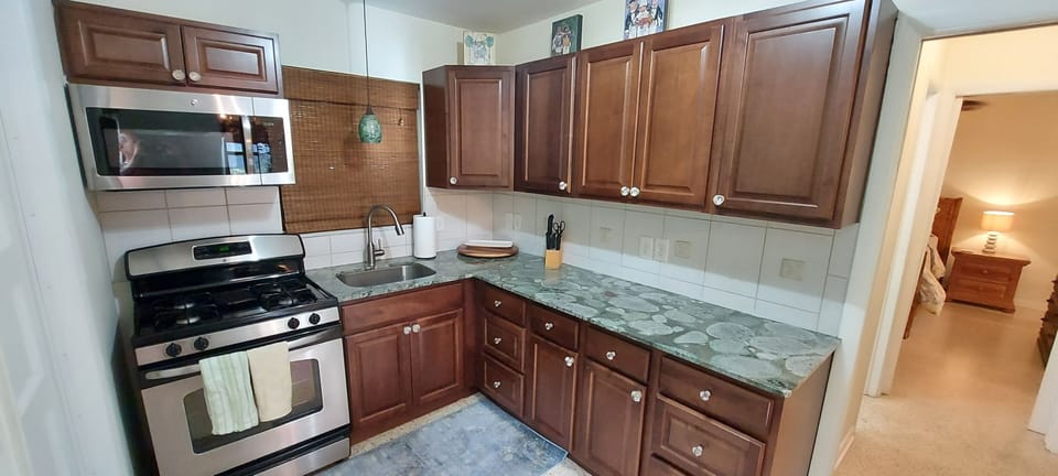 Roomy and upgraded kitchen with Dragon Jade granite and all utensils