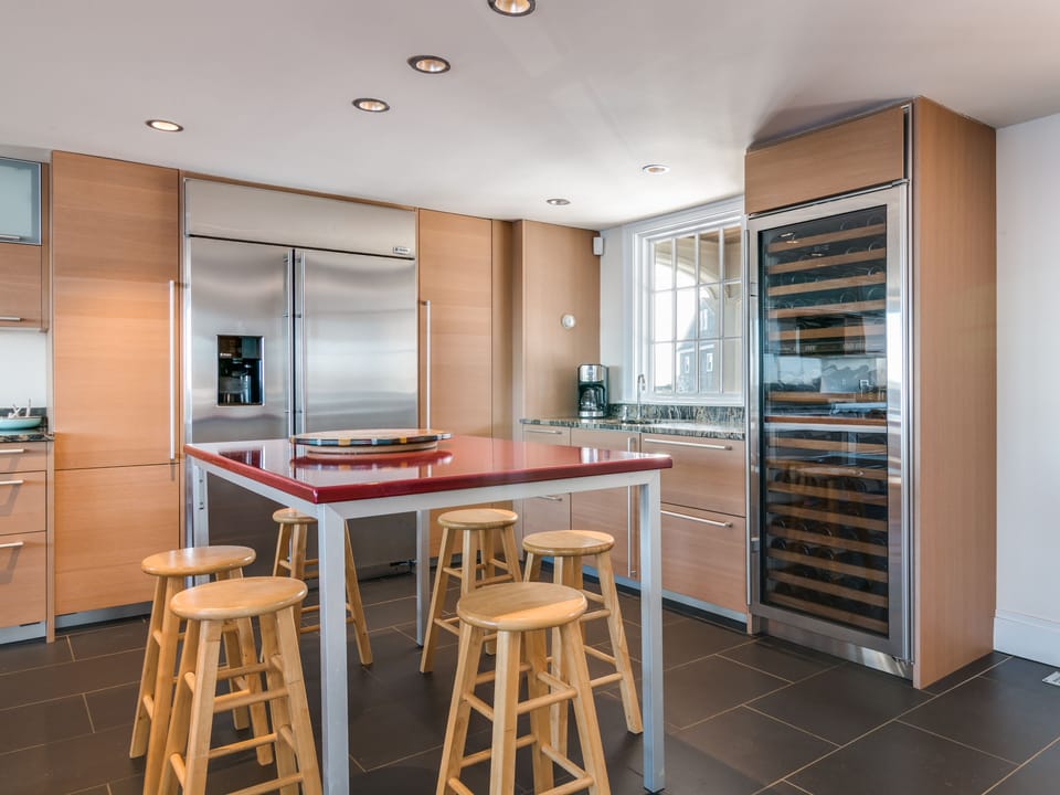 breakfast counter in kitchen, bar area