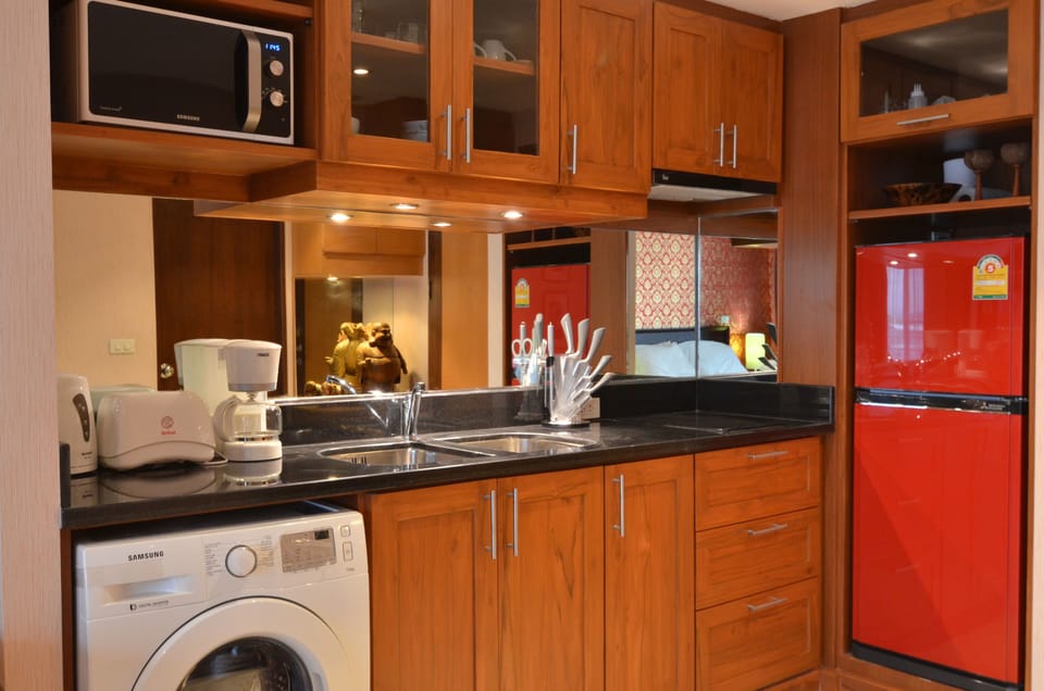 Full kitchen with washing machine